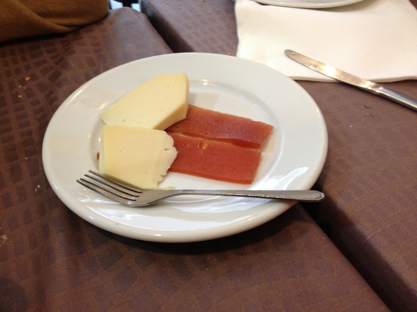 TETILLA GALLEGA CON MEMBRILLO RESTAURANTE MONTALBÁN CASA JOSÉ QUE SE CUECE EN BARCELONA BCN RESTAURANTES CON ENCANTO (6)