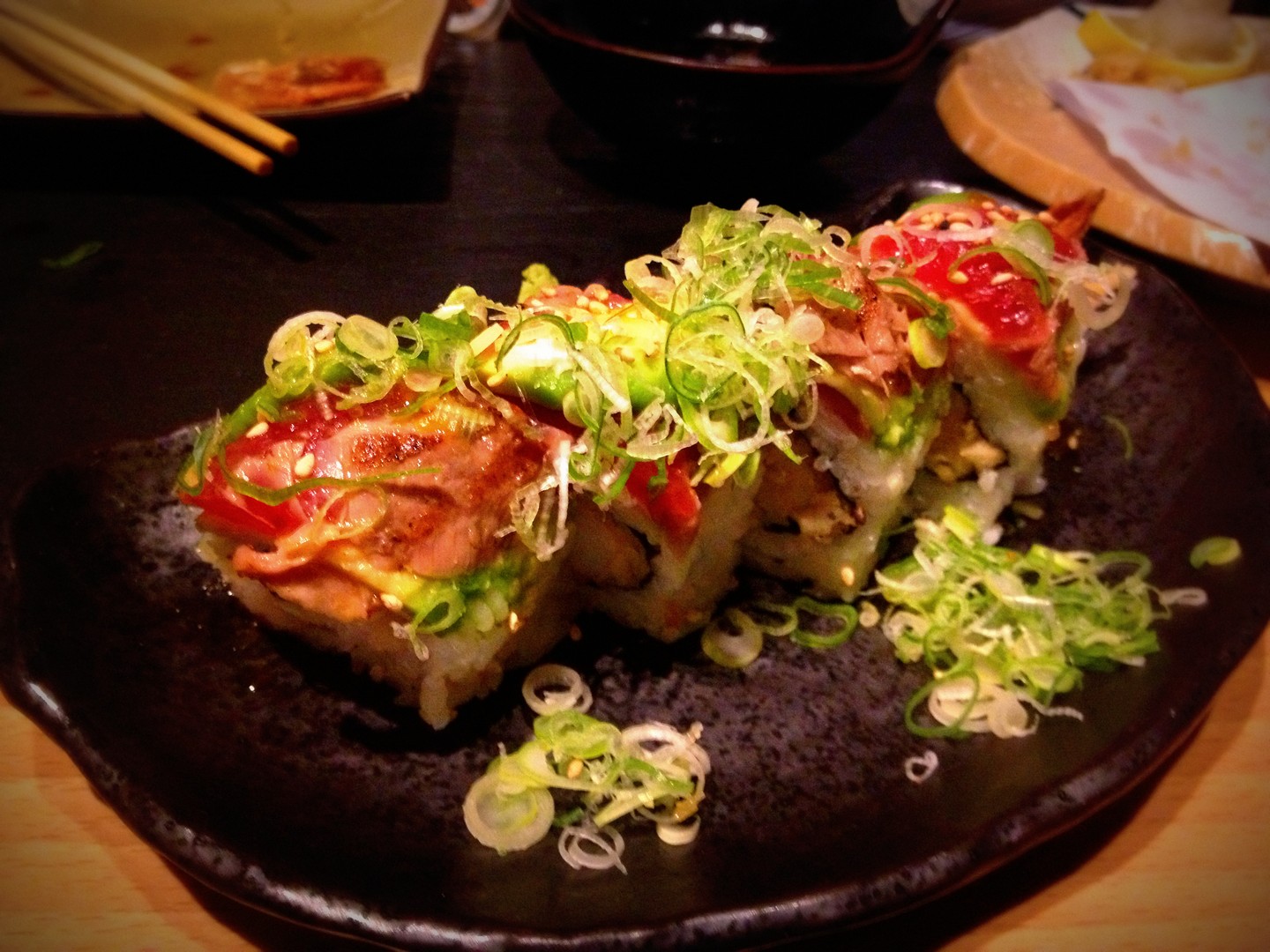 aguacate atun langostino en tempura y huevas