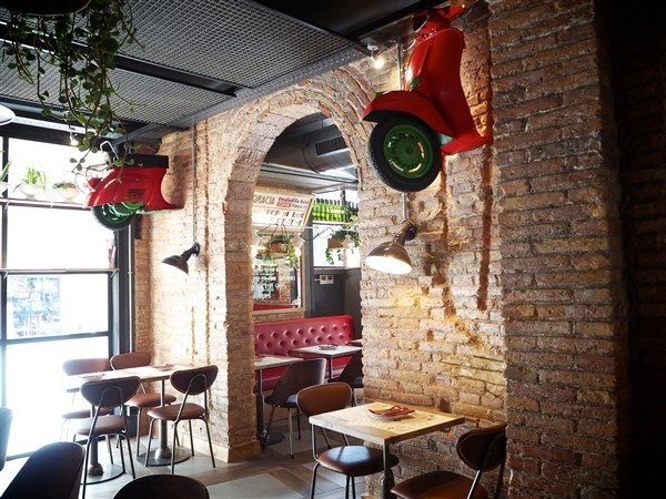 NUEVO RESTAURANTE PEPA TOMATE EN MANDRI, TAPAS CON GRACIA Y LOCAL DIVERTIDO