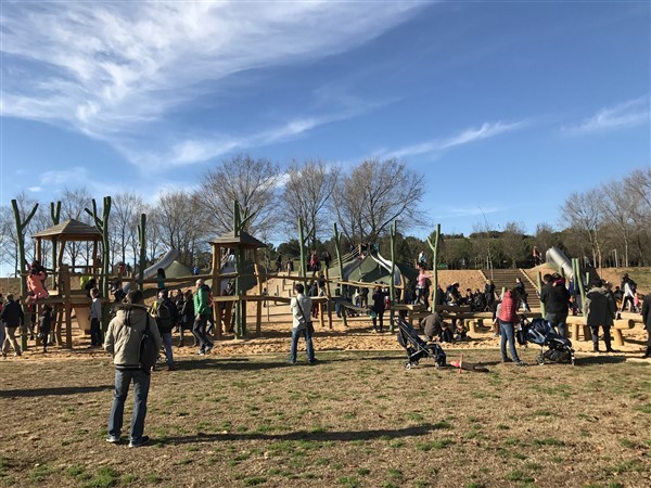 PLAN CON NIÑOS EN BARCELONA, TOBOGANES GIGANTES EN EL PARC TURÓ DE CAN MATES