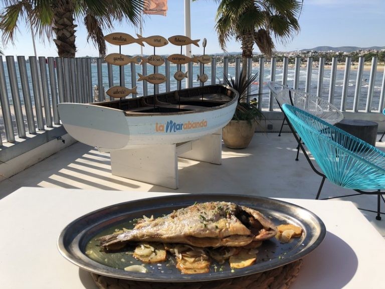 LA DAURADA BEACH CLUB EN VILANOVA I LA GELTRÚ, PLAN DE DÍA Y DE NOCHE