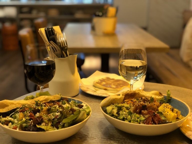 RESTAURANTE OASSIS NATURAL COOKING EN BARCELONA: PIZZAS, HAMBURGUESAS Y ENSALADAS TOP