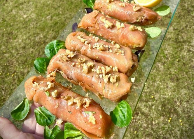 RECETA MUY FÁCIL CON SALMÓN AHUMADO: ROLLITOS DE SALMÓN RELLENOS DE AGUACATE