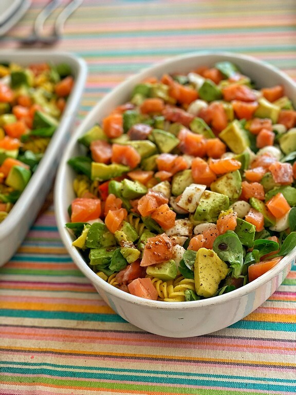 RECETA DE ENSALADA DE PASTA, SALMÓN Y AGUACATE