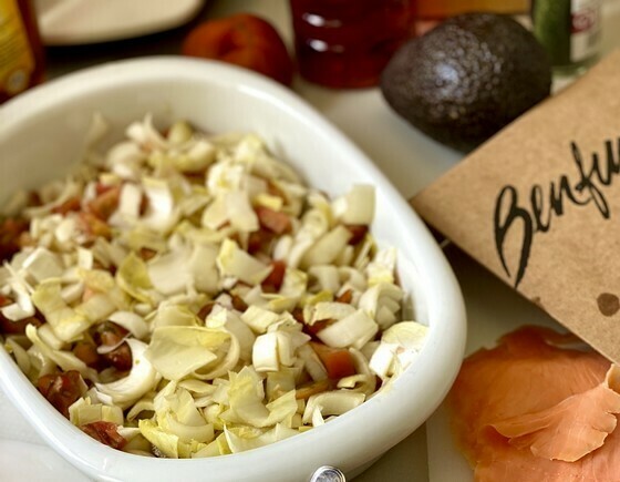 ENSALADA DE SALMÓN AHUMADO CON AGUACATE Y ENDIVIAS