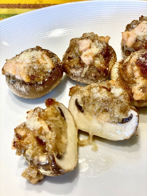 RECETA DE CHAMPIÑONES RELLENOS DE SALMÓN AHUMADO Y CEBOLLA CARAMELIZADA