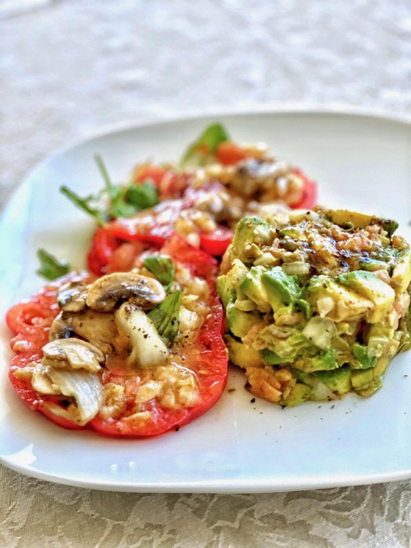 Tartar de salmón ahumado con tomate y champiñones