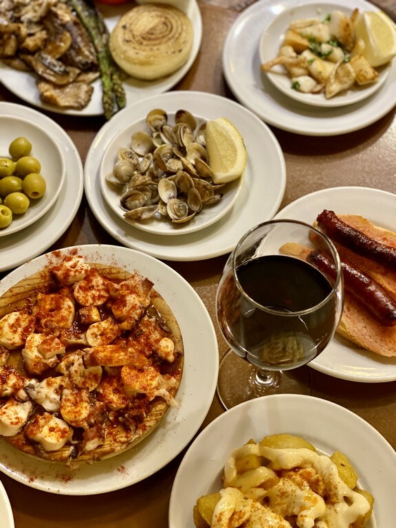 TAPAS BUENAS Y BARATAS EN EL RESTAURANTE LA ESQUINICA DE FABRA I PUIG EN BARCELONA