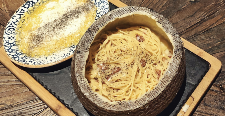 LA MEJOR PASTA SERVIDA EN RUEDA DE QUESO EN BARCELONA